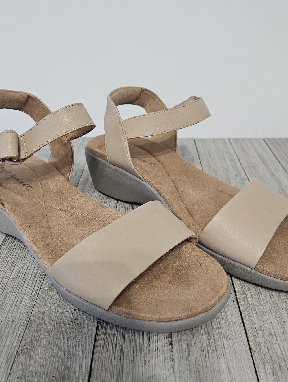Easy Spirit Size 9W Beige Women's Sandals with Hook & Loop Ankle Strap Closures